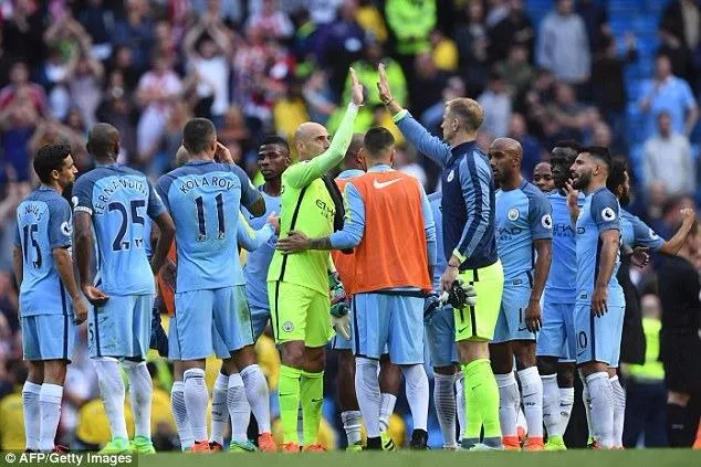 Joe Hart chúc mừng thủ môn Willy Caballero trong chiến thắng 2-1 trước Sunderland